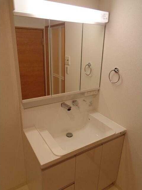 洗面設備　ゆったりとスペースのある洗面所