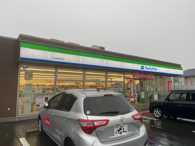 コンビニ　ファミリーマート天白植田東店（コンビニ）まで900m