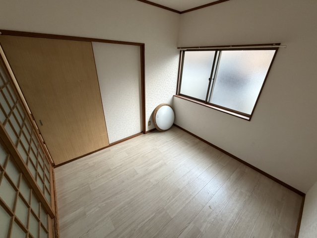 その他部屋・スペース　落ち着いた色調の寝室です