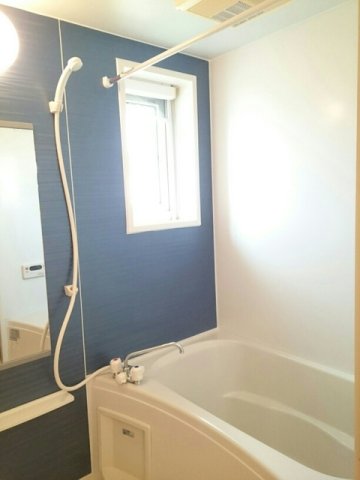 バス・シャワールーム　コンパクトで使いやすいお風呂です