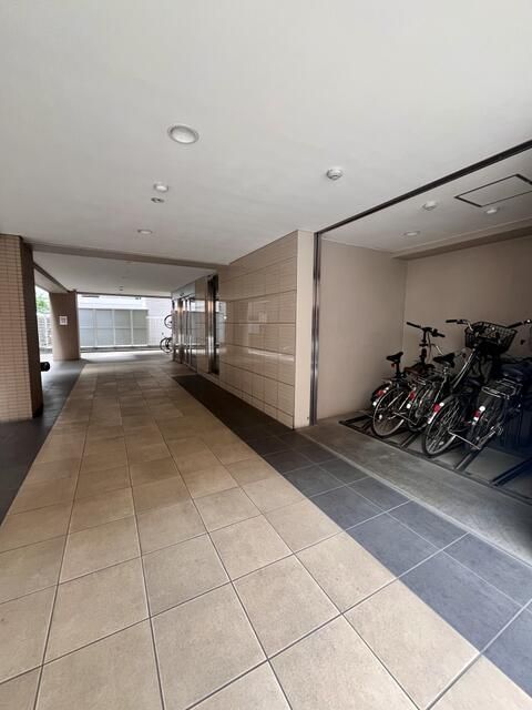 エントランス　ゆとりのあるエントランスです