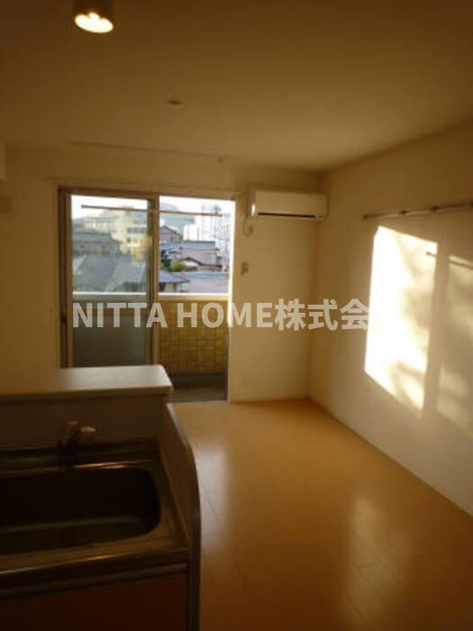 居室・リビング　１２．５帖の広々洋室です☆彡