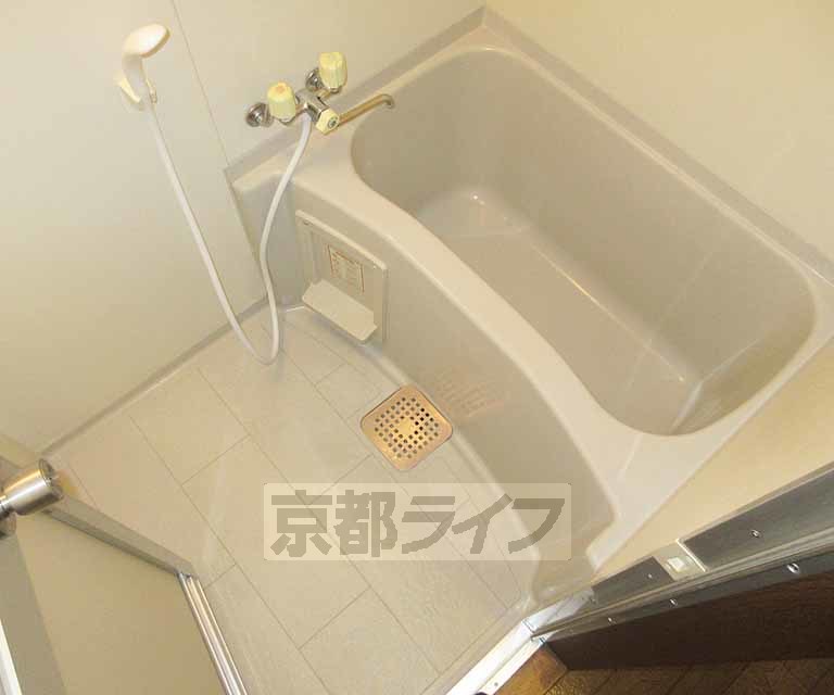 バス・シャワールーム　広々お風呂になります。