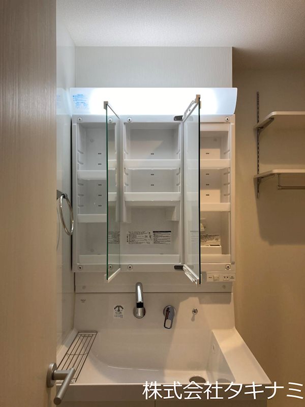 洗面設備　三面鏡収納