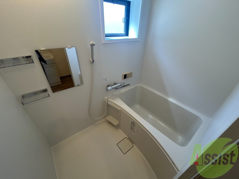 バス・シャワールーム　サーモスタット式水栓の窓ありのバスルームです。