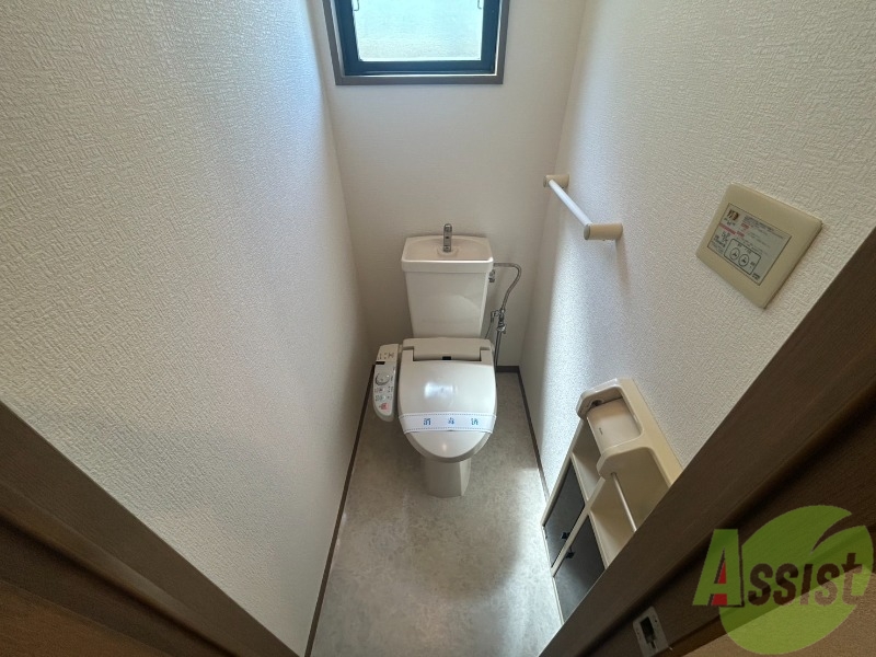 トイレ　温水洗浄便座のトイレで清潔に保ちやすいです。