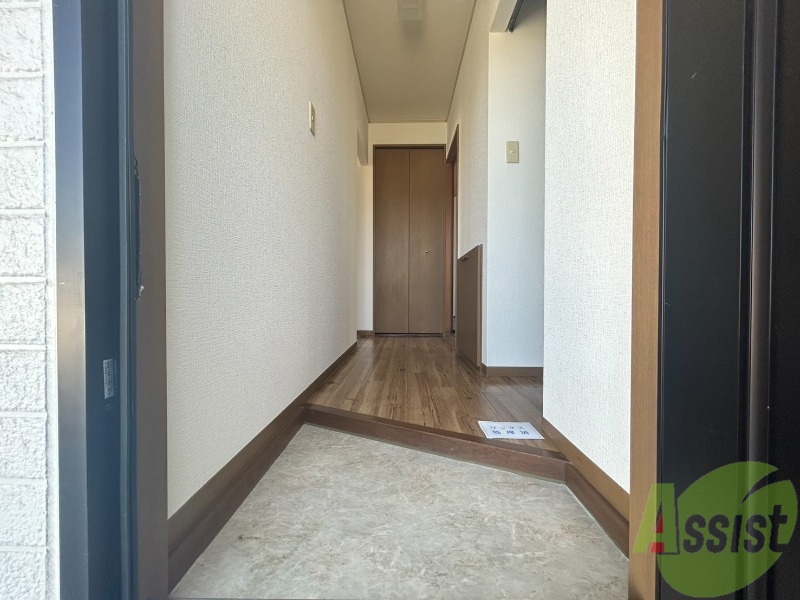 玄関　段差の低い玄関で躓きにくくなっております。