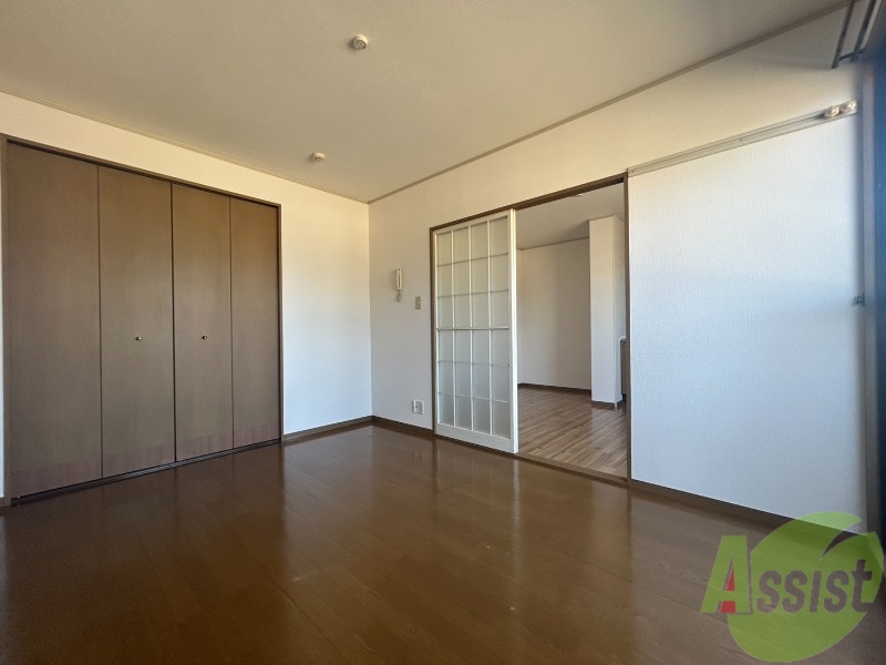 居室・リビング　大容量の収納がある洋室６帖のお部屋になります。