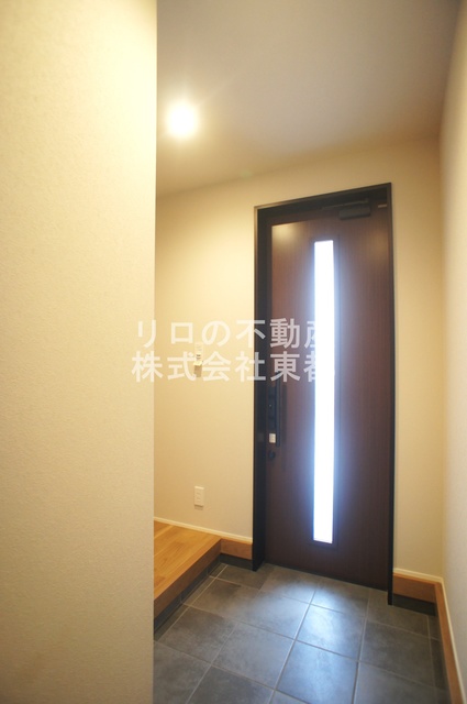 玄関　自然光が入る玄関です♪