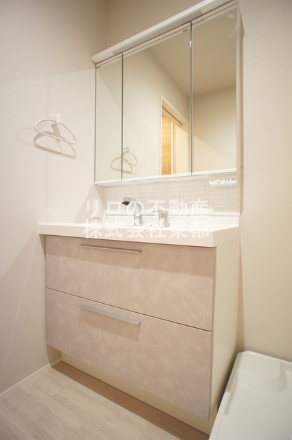 洗面設備　ヘアセット・メイクにも便利な洗髪洗面化粧台タイプ♪