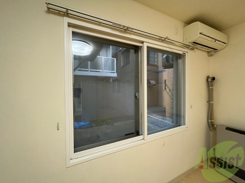 バルコニー　大きな窓がありますので風通しが良さそう。