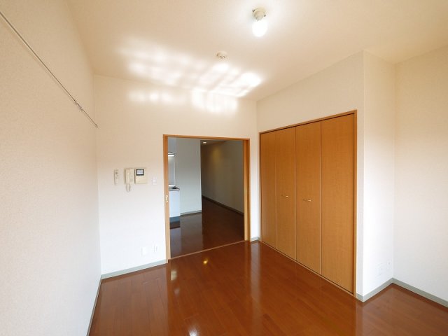 その他部屋・スペース　開放的な寝室です