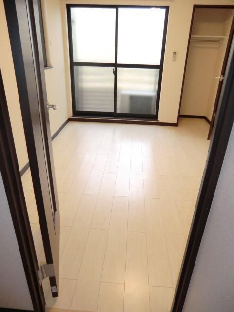 居室・リビング　明るい洋室