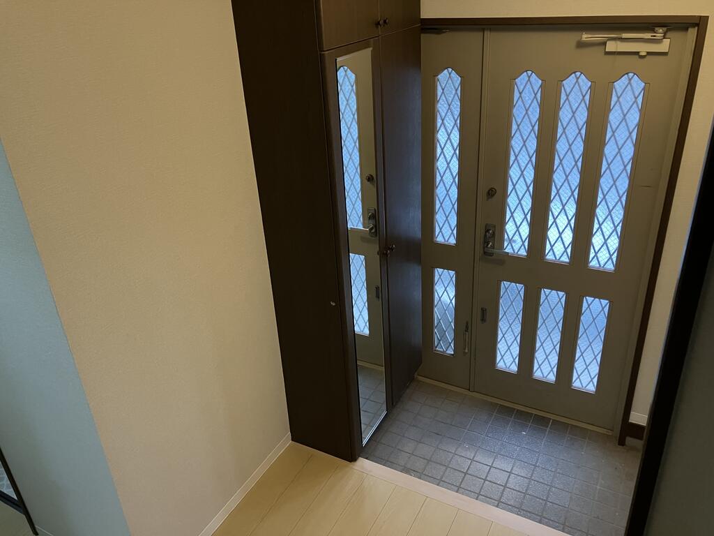 玄関　玄関には姿見付きの収納があります。