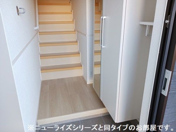 玄関　※参考写真　同建築メーカー施工の同間取完成他物件のものです。
