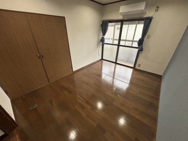 居室・リビング　カラークロスがアクセントに☆