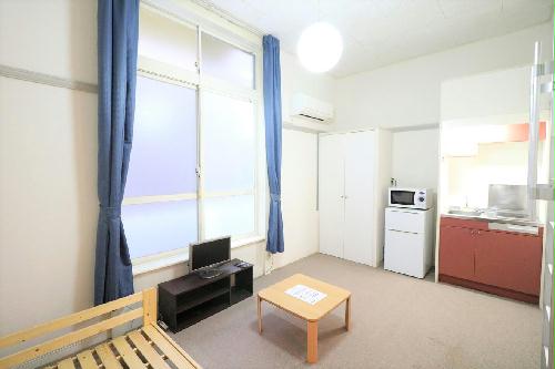 居室・リビング　１Ｆ・２Ｆ共に絨毯仕様になります。ベッドのご用意はございませ