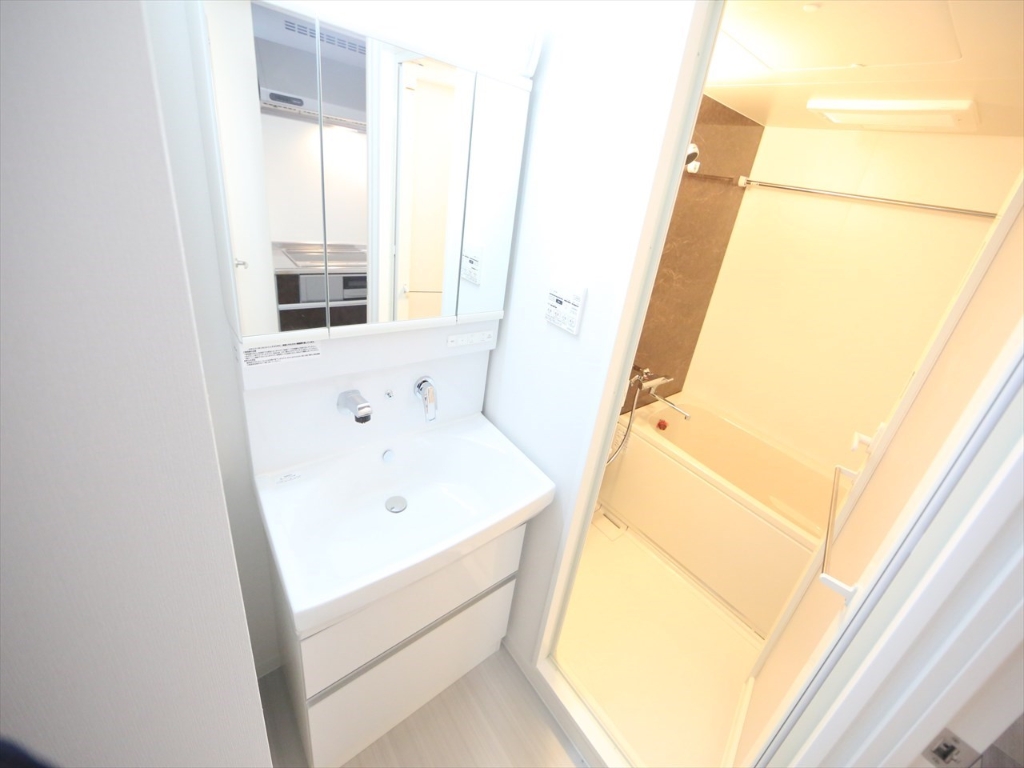 洗面設備　脱衣所　独立洗面台（シャンプードレッサー付）