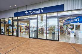 ドラックストア　トモズ クイーンズ伊勢丹仙川店（ドラッグストア）まで157m