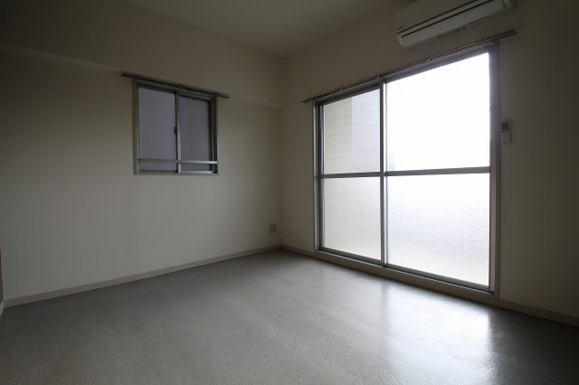 居室・リビング　同物件別号室の写真