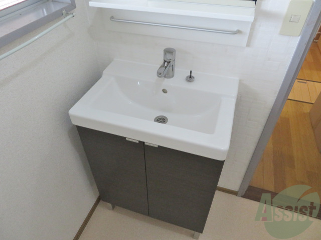 洗面設備　洗面は独立タイプなので、朝の準備も捗りそう。