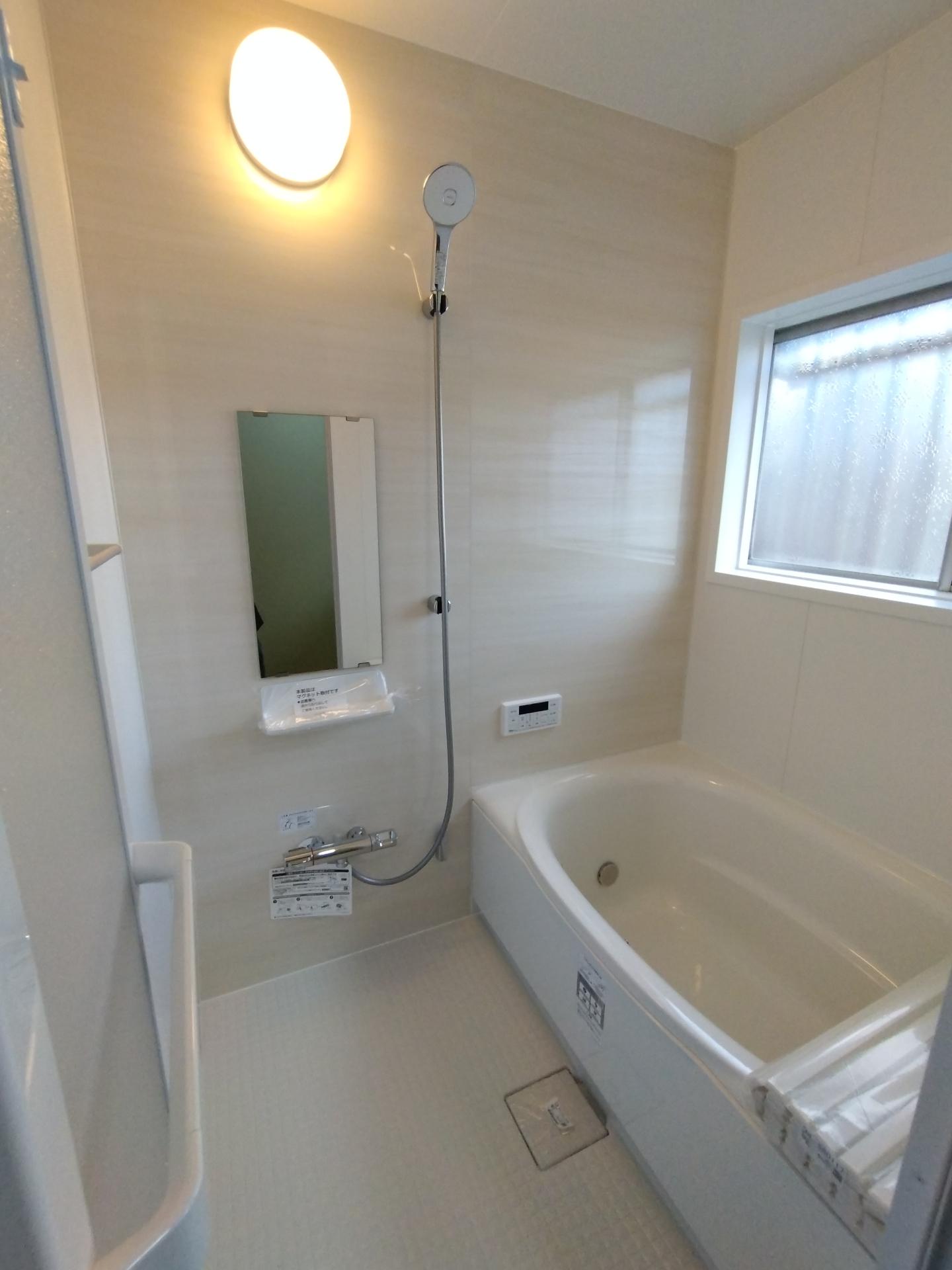 バス・シャワールーム　新品のユニットバス（もちろん追い焚き機能付き！）