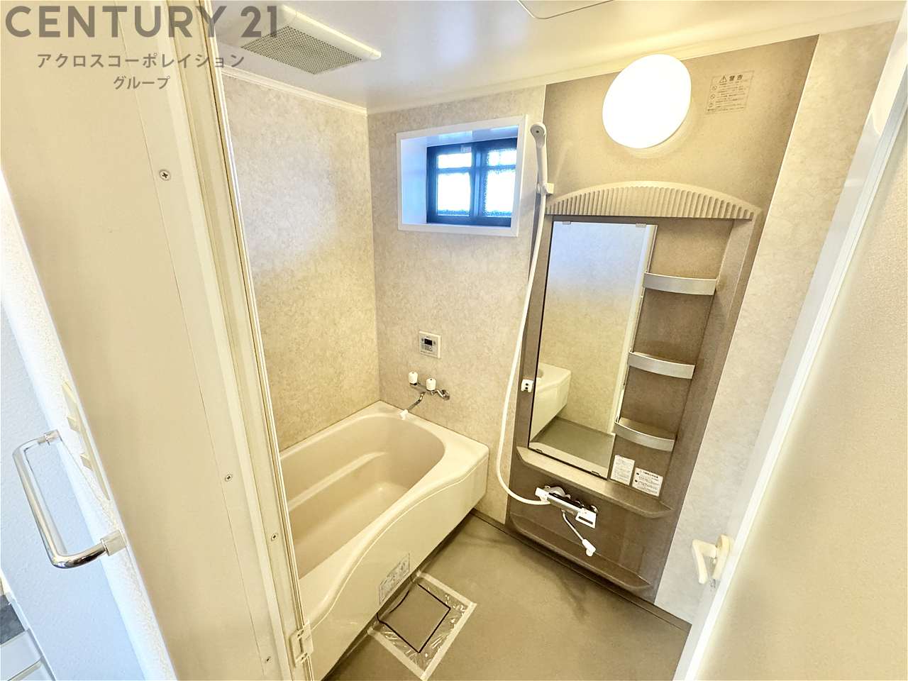 バス・シャワールーム　換気ができる窓付き浴室♪