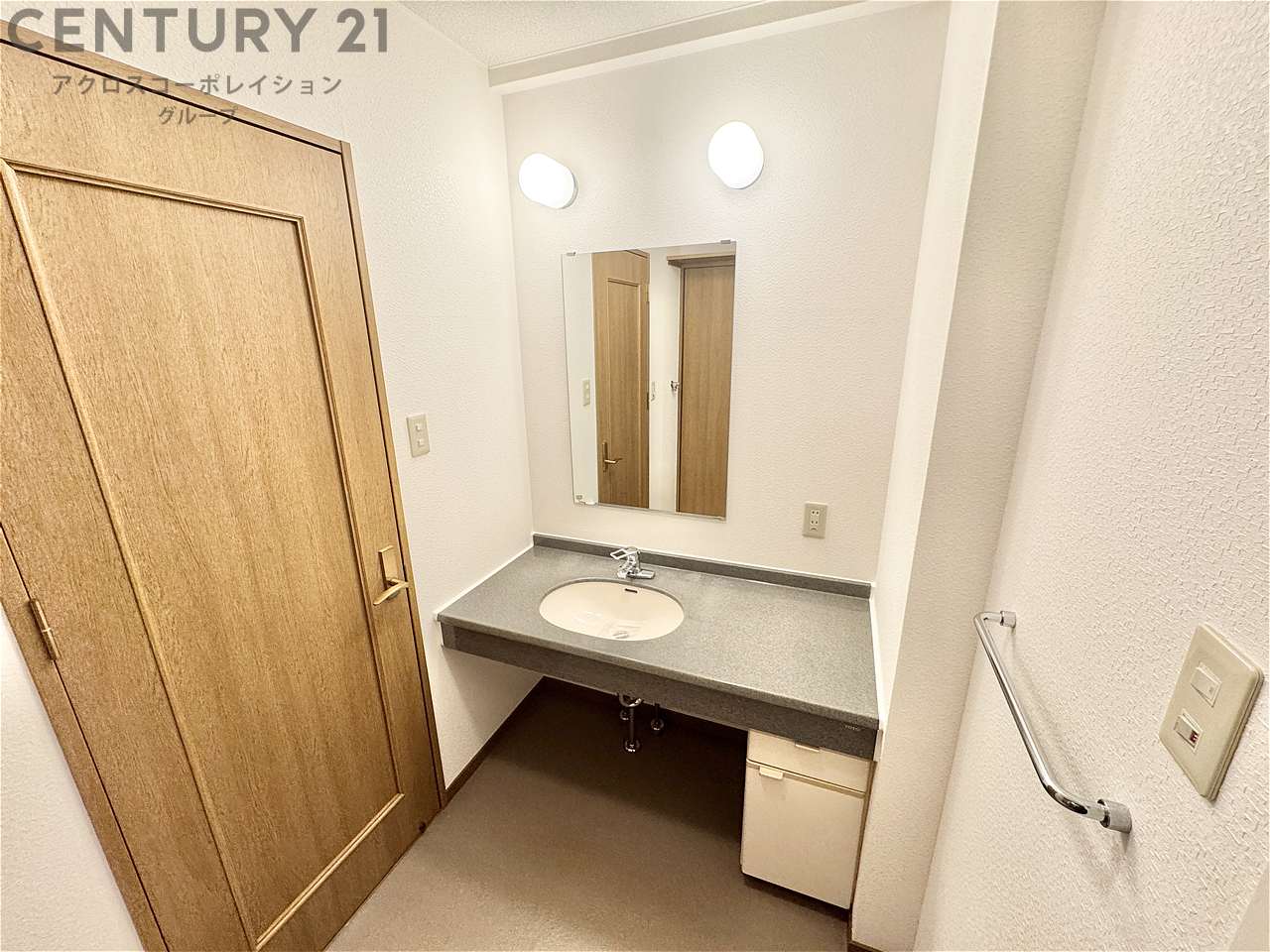 洗面設備　明るい独立洗面台♪