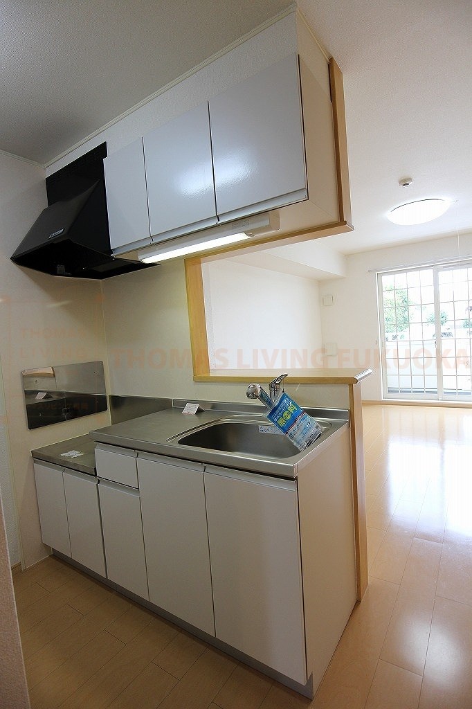 キッチン　カウンターキッチン　近隣にはコンビニやスーパーが揃っています