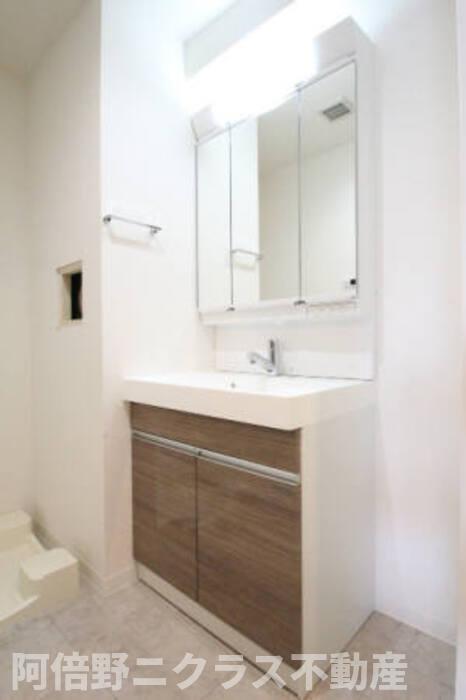 洗面設備　内装は別部屋の参考写真です。