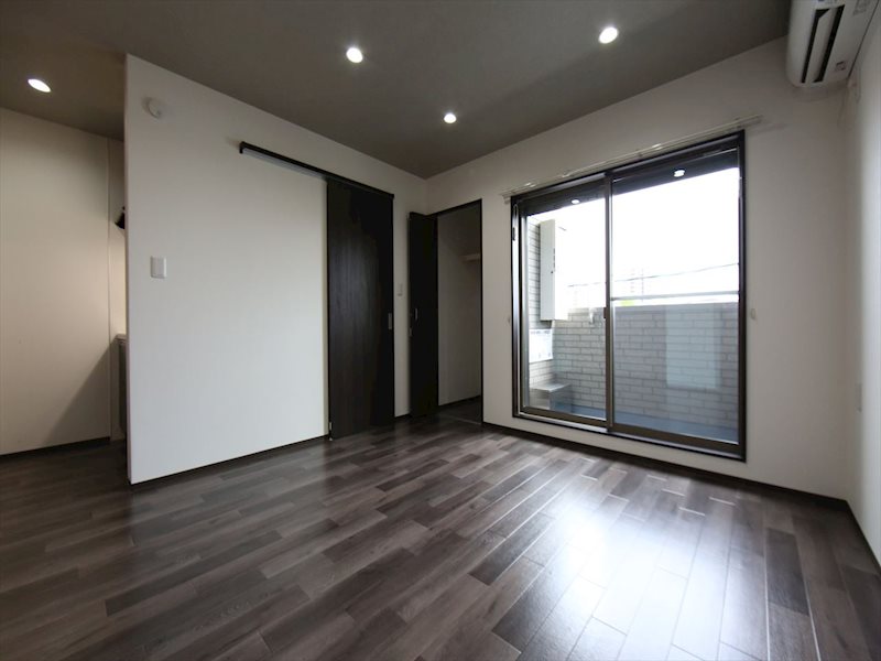 居室・リビング　洋室7.7帖　キッチン1.7帖　収納充実しています。