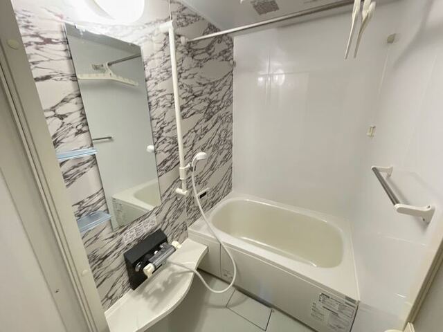 バス・シャワールーム　浴室換気乾燥機付きの浴槽です。