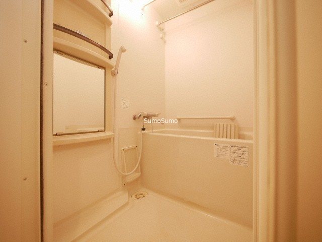 バス・シャワールーム　コンパクトで使いやすいお風呂です