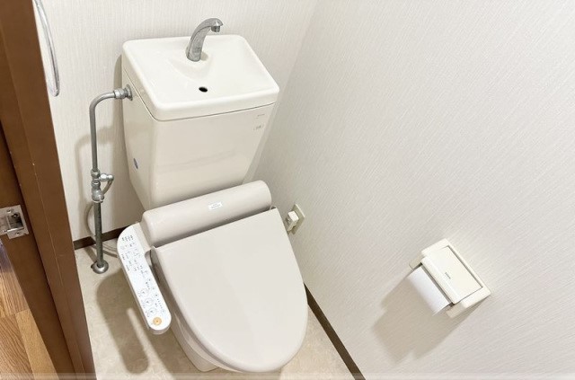 トイレ　同物件別号室の写真です。