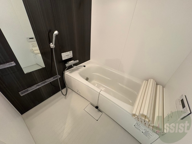 バス・シャワールーム　お風呂です。広々したバスでゆっくりくつろげます。