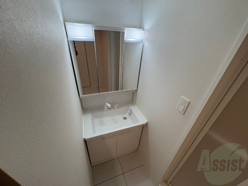 洗面設備　独立洗面台です。大きくてよいですね。シャンプーもできます！