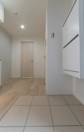 玄関　別部屋の写真を使用しております。