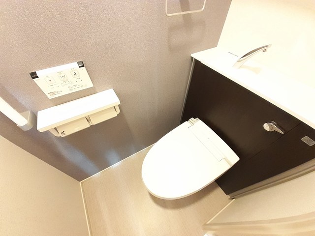 トイレ　温水洗浄便座付きのトイレです♪