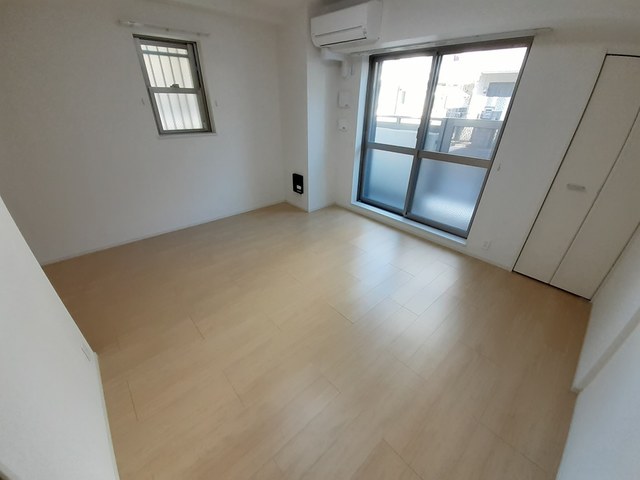 居室・リビング　エアコン付きの角部屋です！