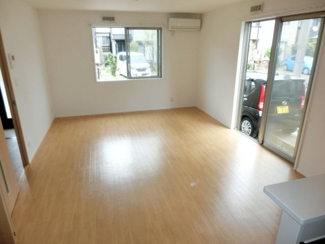 居室・リビング　採光が多い13帖のリビング