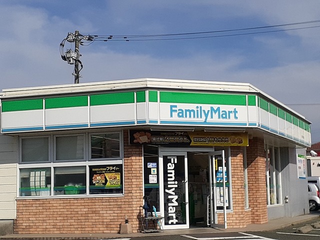 コンビニ　ファミリーマート戸島西店（コンビニ）まで550m