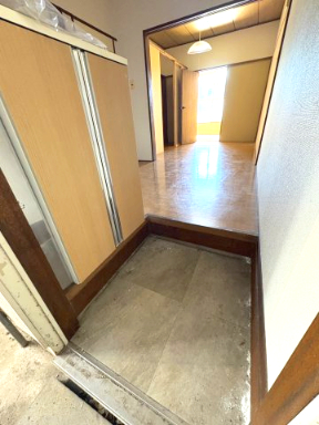 玄関　※原状回復工事前のお写真です