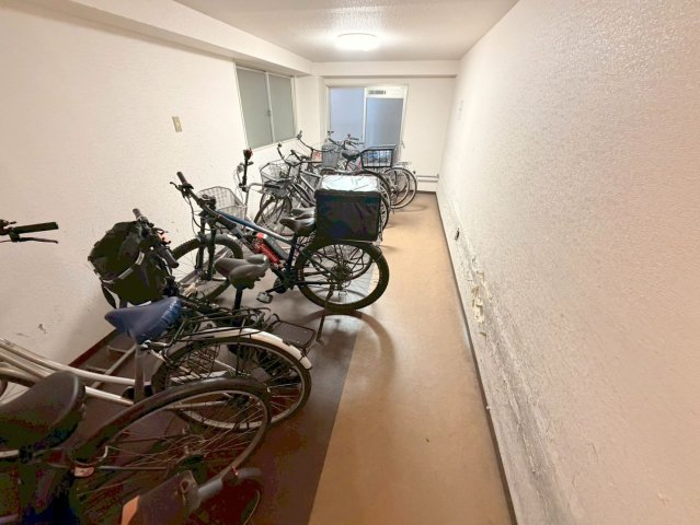 駐車場　敷地内には入居者専用の駐輪スペースもあります。