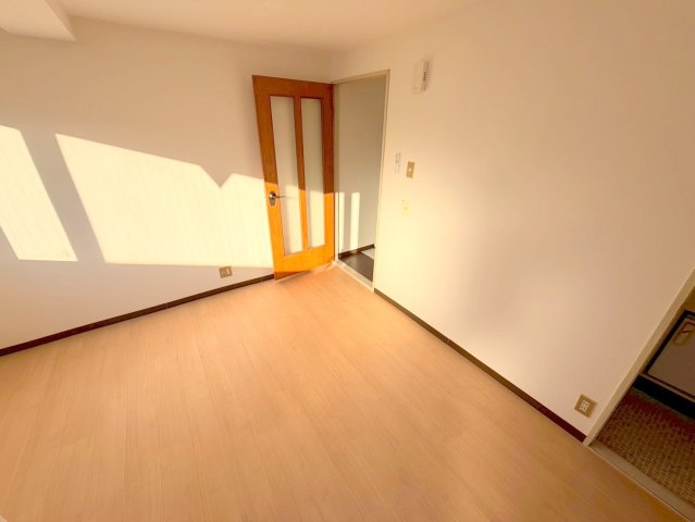 その他部屋・スペース　ゆとりのあるベッドルームで快適な睡眠をとってくださいね。