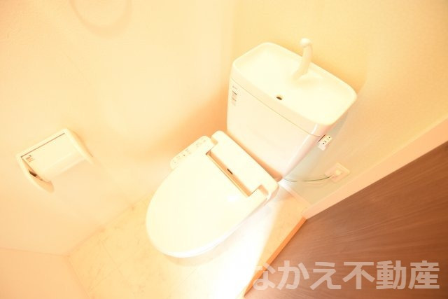 トイレ　落ち着いた色調のトイレです
