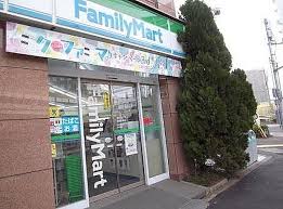 コンビニ　ファミリーマート（コンビニ）まで140m