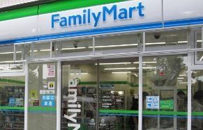 コンビニ　ファミリーマート初台駅北口店（コンビニ）まで240m