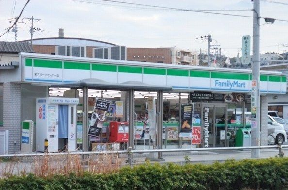 コンビニ　ファミリーマート（コンビニ）まで665m