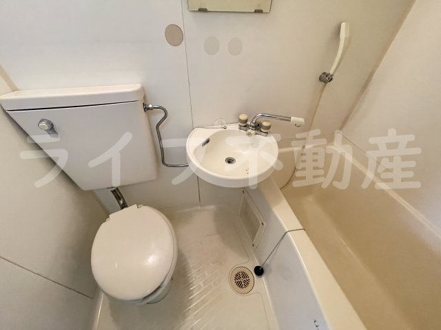洗面設備　独立洗面化粧台が付いています
