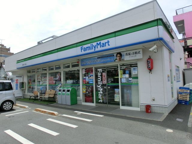 コンビニ　ファミリーマート（コンビニ）まで140m